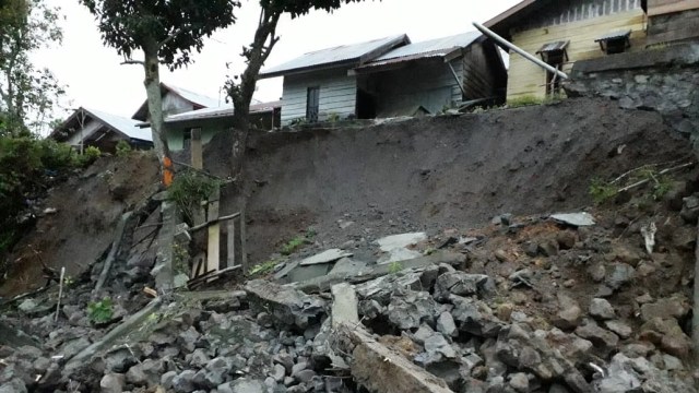 Tanah Longsor terjadi disejumlah Kabupaten di Aceh, Selasa (2/10/2018).
(Foto: Zuhri Noviandi/kumparan)