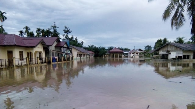 Akibat curah hujan dengan intensitas tinggi, lima Kabupaten di Aceh terendam banjir, Selasa (2/10/2018).
(Foto: Zuhri Noviandi/kumparan)