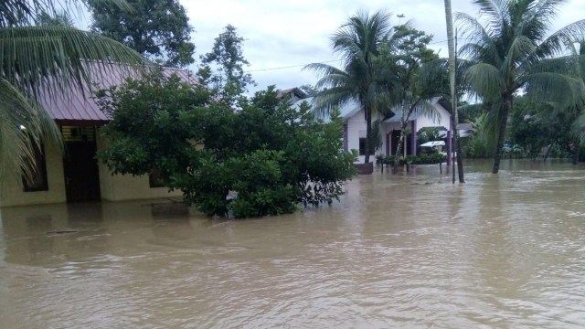 Akibat curah hujan dengan intensitas tinggi, lima Kabupaten di Aceh terendam banjir, Selasa (2/10/2018).
(Foto: Zuhri Noviandi/kumparan)