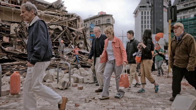 Warga selamat setelah kejadian bencana gempa di Selandia Baru (2/22/2011). (Foto: AFP/Logan Mcmillan)