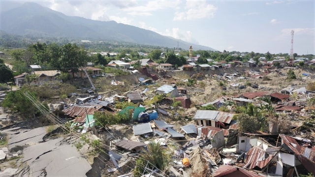 Sejumlah rumah serta jalanan rusak parah di Perumnas Balaroa akibat gempa, Palu. (Foto: Jamal Ramadhan/kumparan)