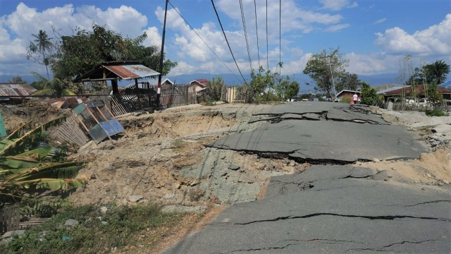 Jalanan rusak parah akibat gempa di Perumnas Balaroa, Palu. (Foto: Jamal Ramadhan/kumparan)