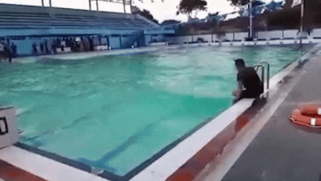 Video viral kolam berenang berombak milik TNI AL (Foto: Facebook/Norman Noval)