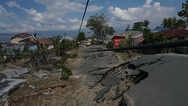 Suasana jalanan yang hancur di wilayah Balaroa akibat gempa bumi, Palu, Sulawesi Tengah. (Foto: Jamal Ramadhan/kumparan)