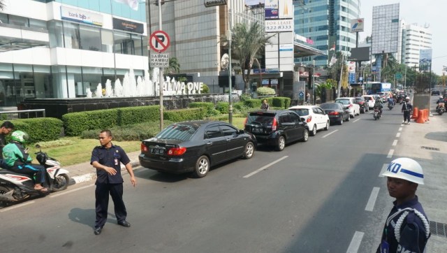 Antrean nasabah Bank Mandiri untuk mendapatkan promo pembelian BBM jenis Pertamax di SPBU Jalan HR Rasuna Said. (Foto: Nugroho Sejati/kumparan)