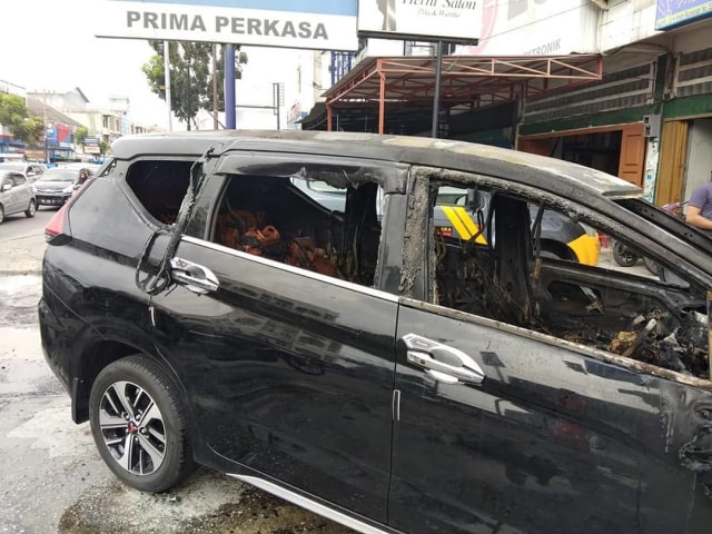 Mitsubishi Xpander terbakar di Pekanbaru, seluruh interior hangus dilalap api (Foto: dok. Instagram/roda2blog)