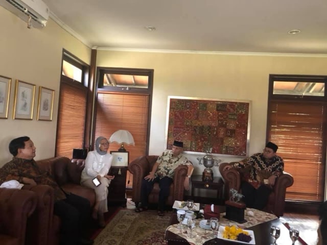 Ratna Sarumpaet bertemu Prabowo Subianto di suatu tempat. (Foto: dok. Istimewa)