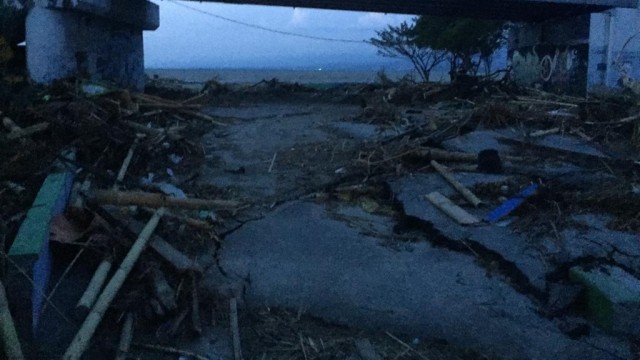 Kondisi jalan Ponulele yang hancur di Palu, Selasa (2/10/2018). (Foto: Soejono Eben Saragih/kumparan)
