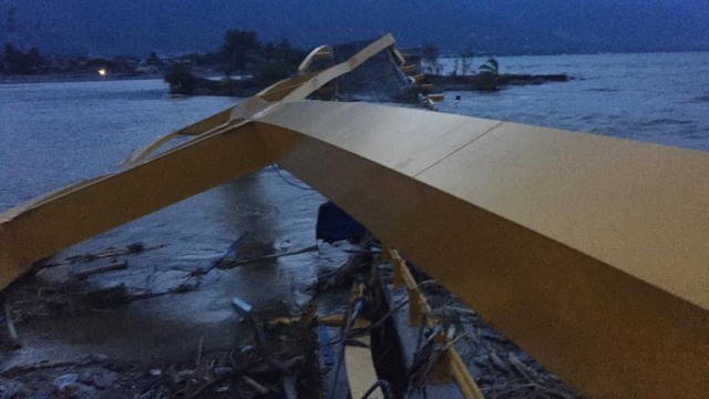 Kondisi Jembatan Ponulele yang hancur terendam air di Palu, Selasa (2/10/2018). (Foto: Soejono Eben Saragih/kumparan)