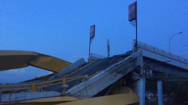 Kondisi Jembatan Ponulele yang hancur di Palu, Selasa (2/10/2018). (Foto: Soejono Eben Saragih/kumparan)