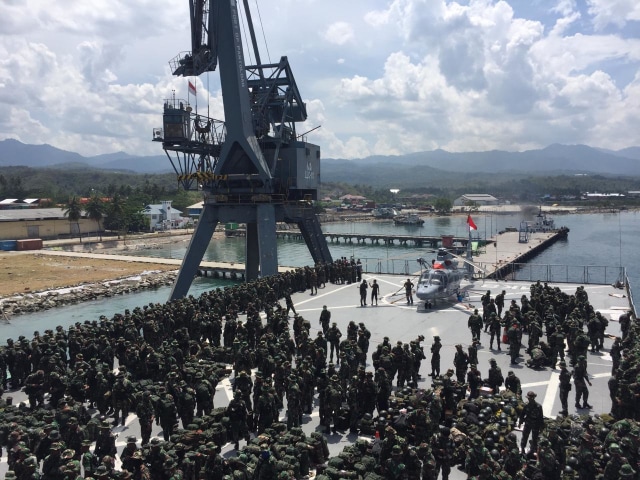 Relawan bencana Sulteng yang disiagakan di atas KRI Makassar sebelum merapat ke Palu. (Foto: Fikri Nur Zaman/SAR Unpad)