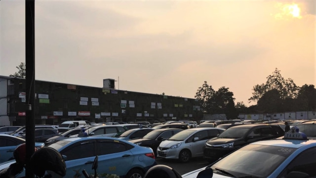 Langit Kota Bandung menjelang malam terlihat dari area parkir Bandara Husein Sastranegara, Kota Bandung. Foto: Iqbal Tawakal/kumparan