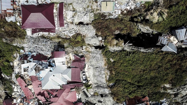 Kondisi bangunan dan jalanan yang rusak akibat gempa 7,4 pada skala richter (SR), di kawasan Kampung Petobo, Palu, Sulawesi Tengah. (Foto: ANTARA FOTO/Muhammad Adimaja)
