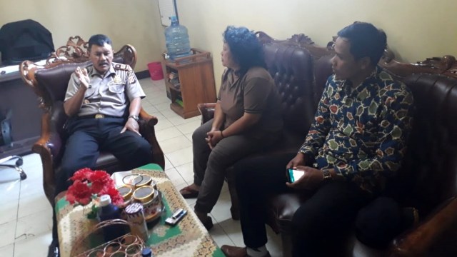 Kapolsek Cisurupan, AKP Surya memanggil kakak dari Sadan, Ita Rosita dan Kepala Desa Balewangi. (Foto: Dok. Iqbal Gozali)