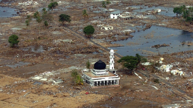 Masjid di Banda Aceh masih berdiri setelah gempa dan tsunami Aceh. (Foto: AFP/CHOO YOUN-KONG)