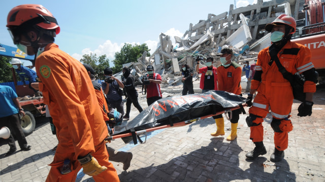 Tim SAR mengevakuasi korban di Hotel Roa-roa. (Foto: Basri Marzuki/Antara)
