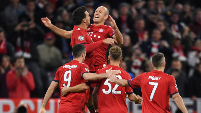 Gol Mats Hummels ke gawang Ajax Amsterdam disambut perayaan para pemain Bayern Muenchen. (Foto: Andreas Gerbert/Reuters)