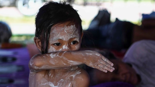 Seorang anak berada di tenda pengungsian di Lapangan Vatulemo, Palu, Sulawesi Tengah, Selasa (2/10). (Foto: ANTARA FOTO/Hafidz Mubarak A)