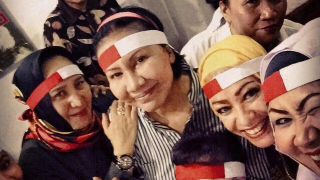 Aktivis perempuan Ratna Sarumpaet (kedua dari kiri) saat berfoto dengan rekannya. (Foto: instagram @rsarumpaet)