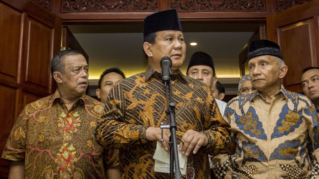 Prabowo Subianto, Amien Rais, dan Djoko Santoso memberikan keterangan pers mengenai penganiayaan Ratna Sarumpaet di Kertanegara, Jakarta. (Foto: ANTARA FOTO/Galih Pradipta)