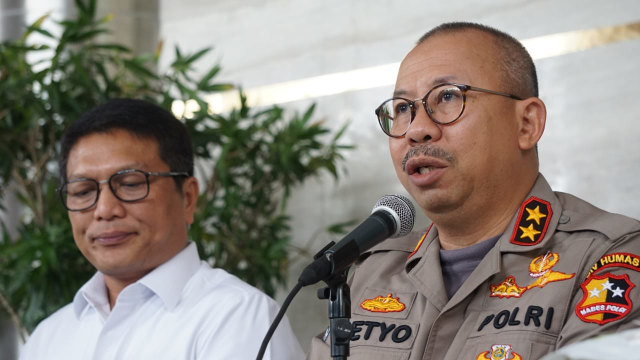 Irjenpol Setyo Wasisto (kanan) dan Kombespol KombesPol Nico Afinta (kiri) saat Konferensi Pers terkait kasus Ratna Sarumpaet di Gedung Promoter, Polda Metro Jaya, Jakarta Rabu (3/10/2018). (Foto: Iqbal Firdaus/kumparan)