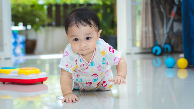 Bayi merangkak. (Foto: Shutterstock)