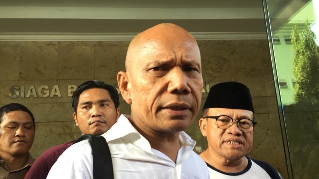 Anggota Advokat Pengawal Konstitusi Saor Siagian laporkan Probowo Subianto dan Fadli Zon ke Bareskrim, Rabu (3/10/2018). Foto: Yuana Fatwalloh/kumparan