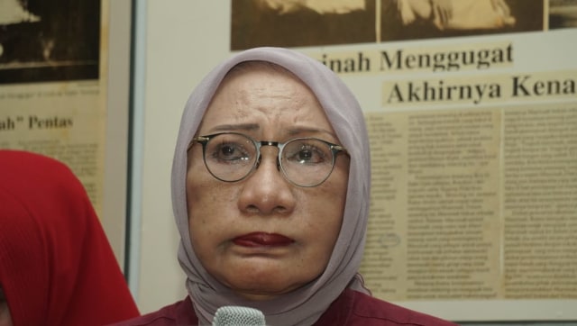 Aktivis perempuan, Ratna Sarumpaet memberi keterangan pers terkait kebohongan yang dibuatnya. (Foto:  Irfan Adi Saputra/kumparan)