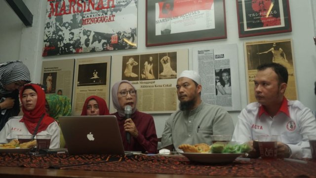 Konferensi pers klarifikasi Ratna Sarumpaet (tengah) terkait kebohongannya, Rabu (3/10/2018). (Foto: Irfan Adi Saputra/kumparan)