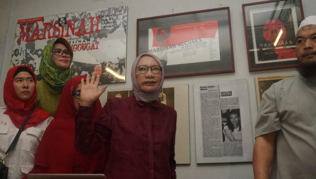 Konferensi pers Ratna Sarumpaet (dua kanan) terkait kebohongannya, Rabu (3/10/2018). (Foto: Irfan Adi Saputra/kumparan)