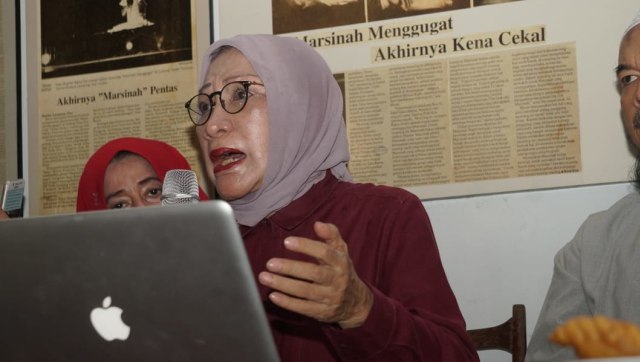 Ratna Sarumpaet menangis saat konferensi pers terkait kebohongannya, Rabu (3/10/2018). (Foto: Irfan Adi Saputra/kumparan)