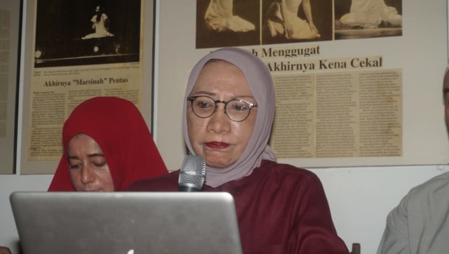 Ratna Sarumpaet menangis saat konferensi pers terkait kebohongannya, Rabu (3/10/2018). (Foto: Irfan Adi Saputra/kumparan)