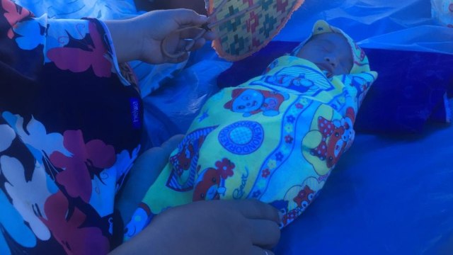 Kondisi bayi baru lahir saat gempa yang dirawat di Halaman RS Undata, Palu Timur, Rabu (3/10/2018). (Foto: Mirsan Simamora/kumparan)