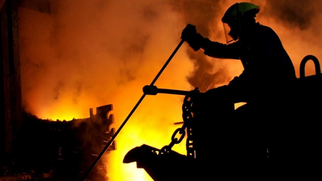 Seorang Pekerja dari PT Timah sedang mengolah Timah Foto: Facebook/@OfficialTimah