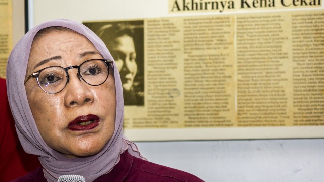 Ratna Sarumpaet memberikan klarifikasi terkait pemberitaan penganiyaan terhadap dirinya di Jakarta. (Foto: ANTARA FOTO/Galih Pradipta)