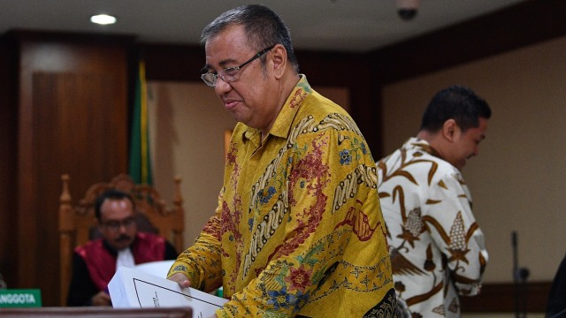 Mantan Wali Kota Kendari Asrun menjalani sidang tuntutan kasus suap pengadaan barang dan jasa Pemkot Kendari, Sulawesi Tenggara di Pengadilan Tipikor, Jakarta Pusat, Rabu (3/10). (Foto: ANTARA FOTO/Siigid Kurniawan)