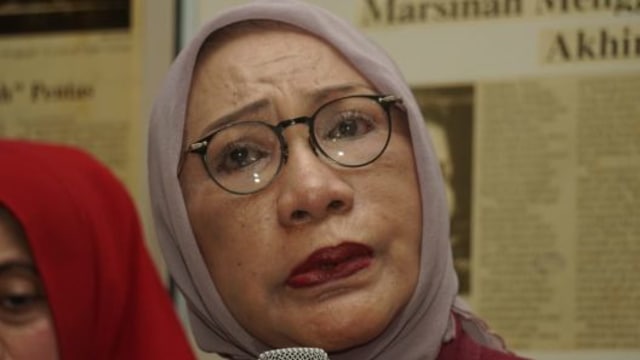 Aktivis perempuan, Ratna Sarumpaet memberi keterangan pers terkait kebohongan yang dibuatnya. (Foto: Irfan Adi Saputra/kumparan)