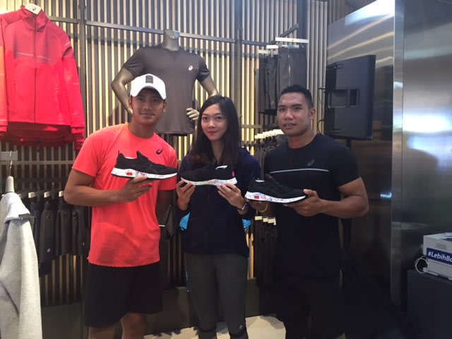 Para brand ambassador memegang koleksi terbaru ASICS HyperGEL-SAI (Foto: Hesti Widianingtyas/kumparan)