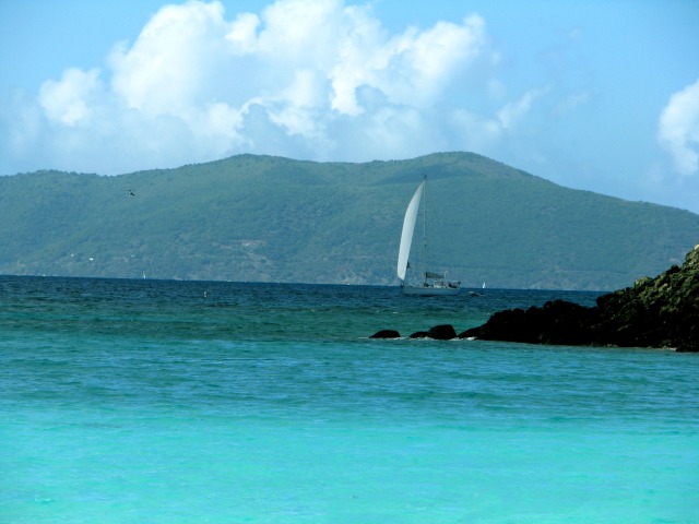 Jernihnya air laut di sekitar Trunk Bay (Foto: Flickr/Rennett Stowe)