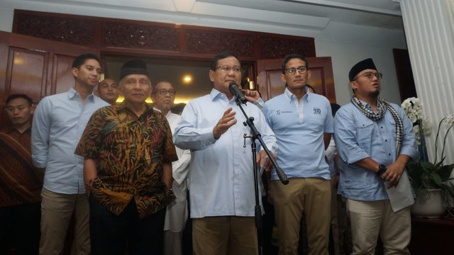 Prabowo Subianto memberikan keterangan pers mengenai pernyataan bohong Ratna Sarumpaet di Jalan Kertanegara, Jakarta, Rabu (3/10). (Foto: Iqbal Firdaus/kumparan)
