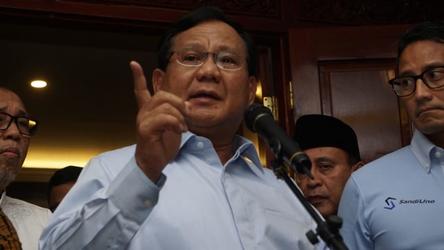 Prabowo Subianto memberikan keterangan pers mengenai pernyataan bohong Ratna Sarumpaet di Jalan Kertanegara, Jakarta, Rabu (3/10). (Foto: Iqbal Firdaus/kumparan)