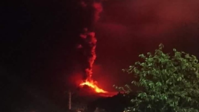 Gunung Soputan kembali erupsi, keluarkan lava pijar dari puncaknya.  (Foto: twitter/@Sutopo_PN)