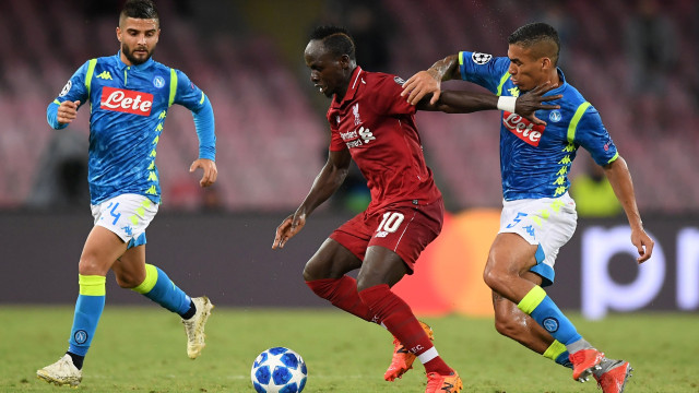 Sadio Mane berusaha lolos dari hadangan Alan Marques.  (Foto: REUTERS/Alberto Lingria)