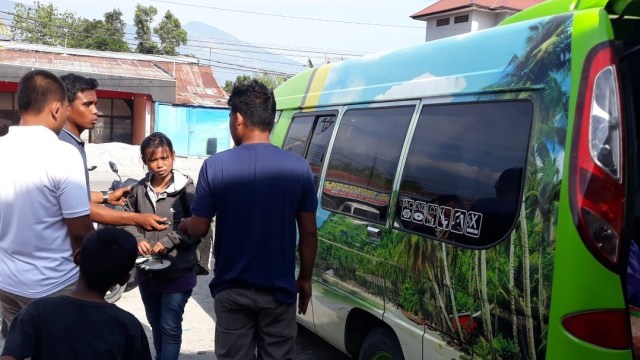 Angkutan travel Palu-Poso digunakan untuk mengangkut pengungsi di Jalan Samratulangi, Kota Palu. (Foto: Dok. Amar Burase)