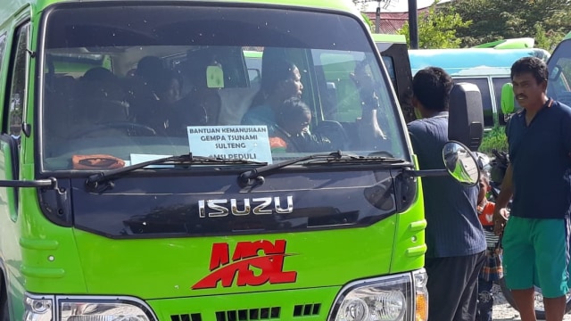 Angkutan travel Palu-Poso digunakan untuk mengangkut pengungsi di Jalan Samratulangi, Kota Palu. (Foto: Dok. Amar Burase)