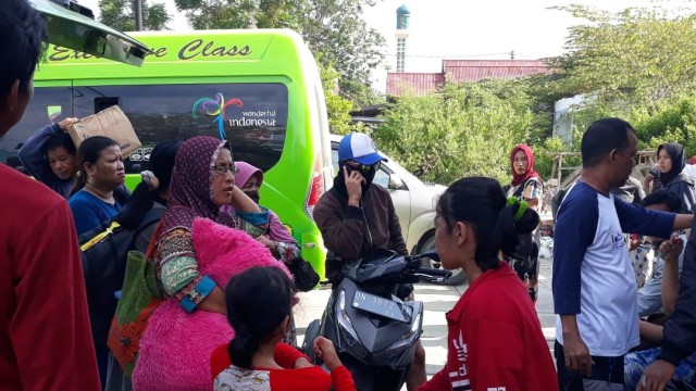 Angkutan travel Palu-Poso digunakan untuk mengangkut pengungsi di Jalan Samratulangi, Kota Palu. (Foto: Dok. Amar Burase)