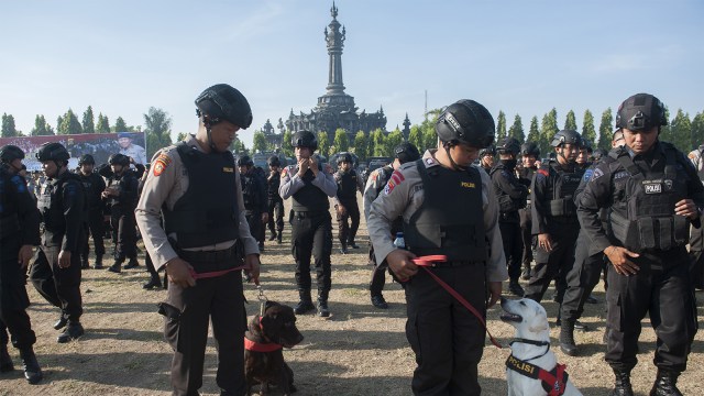Anggota Polisi Satwa menyiagakan anjing pelacak dalam Gelar Pasukan Operasi Puri Agung VI untuk pengamanan pertemuan IMF-Bank Dunia. (Foto: ANTARA FOTO/Nyoman Budhiana)