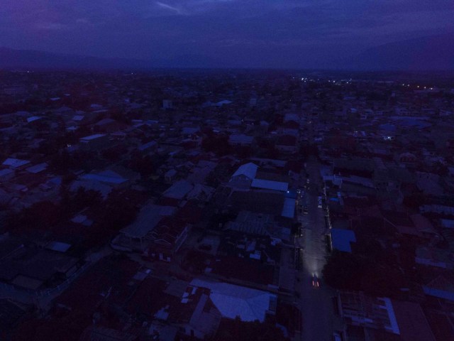 Suasana gelap di daerah Palu Selatan akibat masih terputusnya jaringan listrik di Palu, Sulawesi Tengah, Kamis (4/10) dini hari. (Foto:  ANTARA FOTO/Hafidz Mubarak A/)
