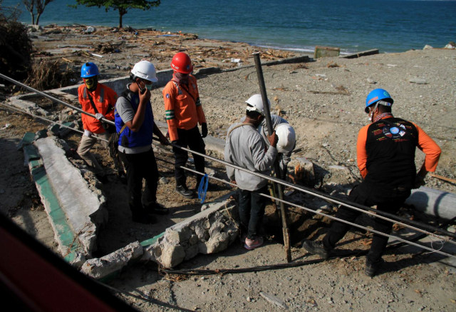 Petugas PLN mengganti tiang listrik yang roboh akibat gempa di Palu dan Donggala, Sulawesi Tengah, Rabu (3/10).  (Foto: ANTARA FOTO/Akbar Tado)