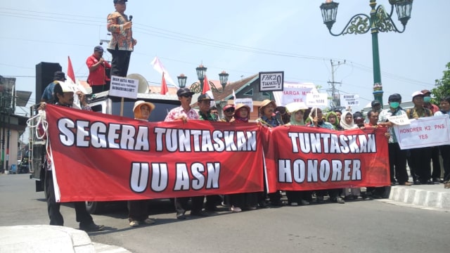 Ratusan guru honorer K2 di Daerah Istimewa Yogyakarta (DIY) mendatangi kantor Gubernur DIY. (Foto: Arfiansyah Panji P/kumparan)